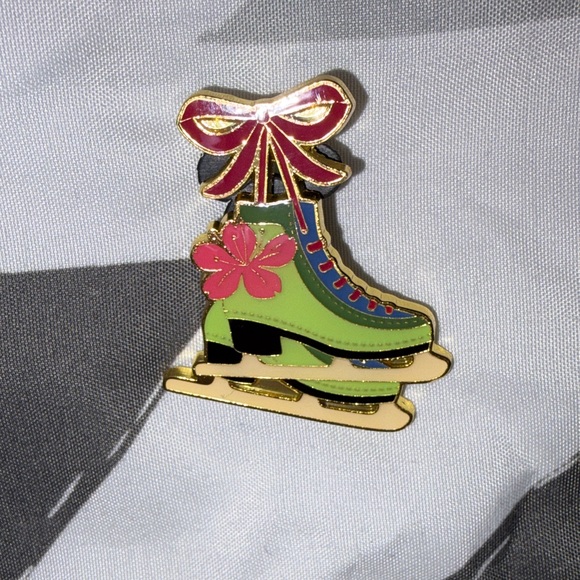 Disney Mulan ice skate Pin - Picture 3 of 3